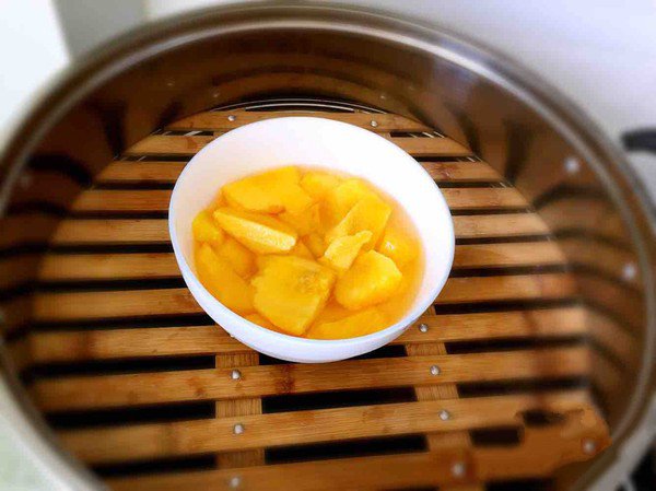 糖水黄桃罐头的做法第四步，浸泡完入锅