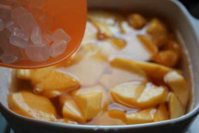 倒入锅中加冰糖的黄桃图片